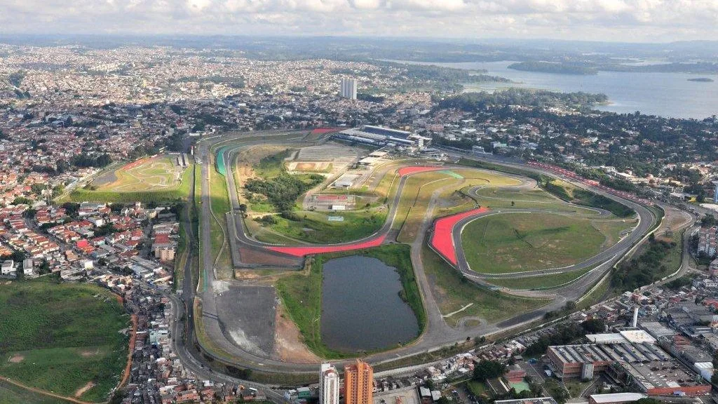 Interlagos de dia, o Posh à noite