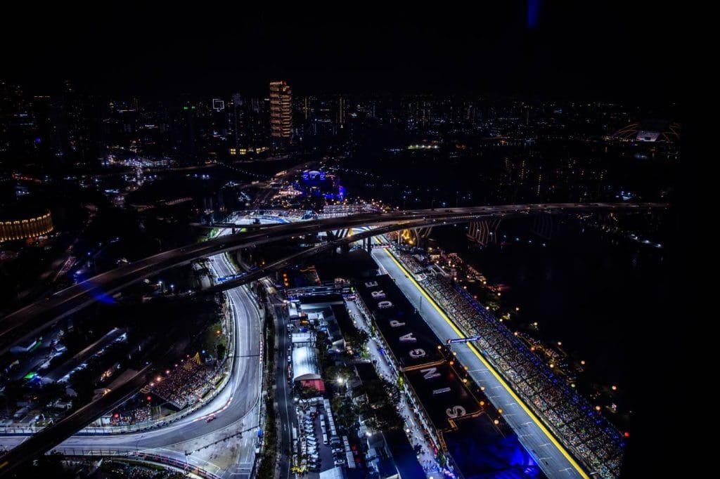 O skyline asiático à noite