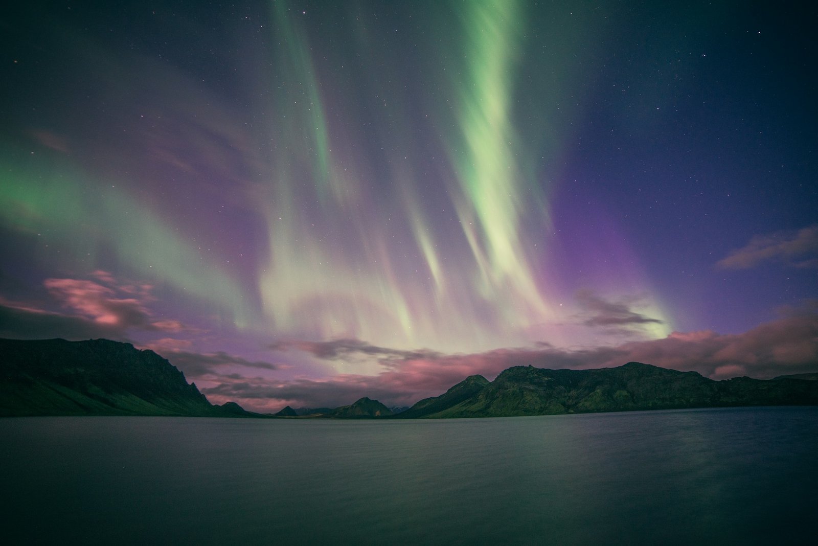 A aurora sobre a água