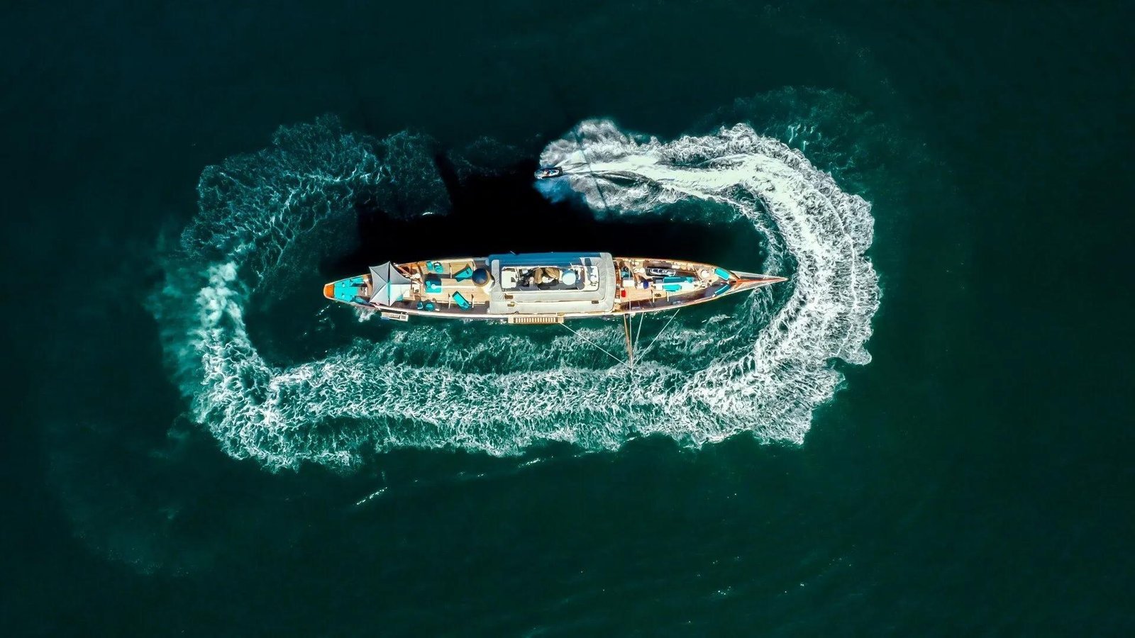Barcos atracados no Port Hercule