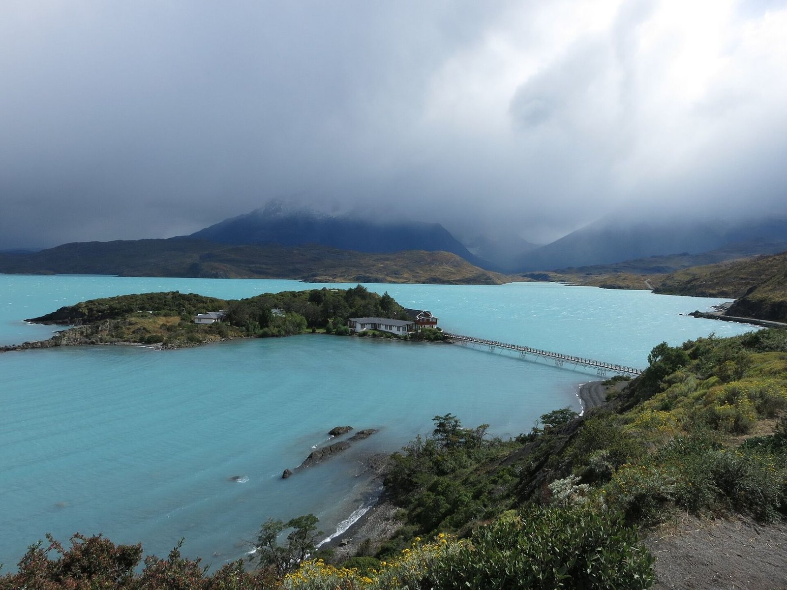 Lago Pehoé, com os Cuernos ao fundo