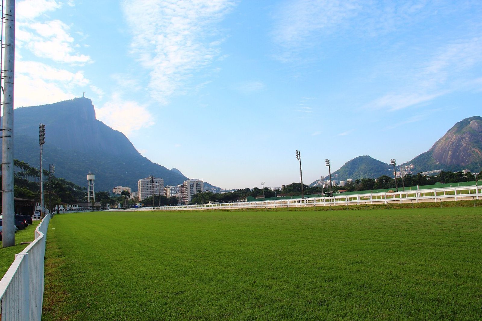 A pista do Hipódromo da Gávea, com o Cristo ao fundo