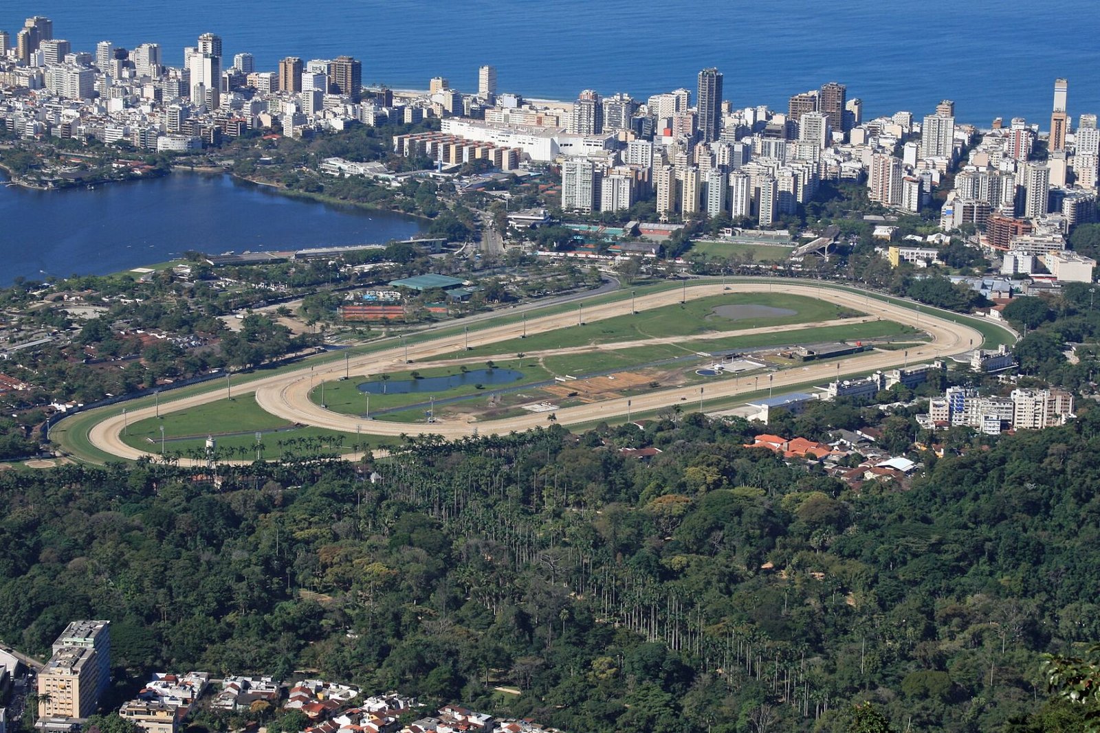 A Gávea, entre a montanha e a Lagoa
