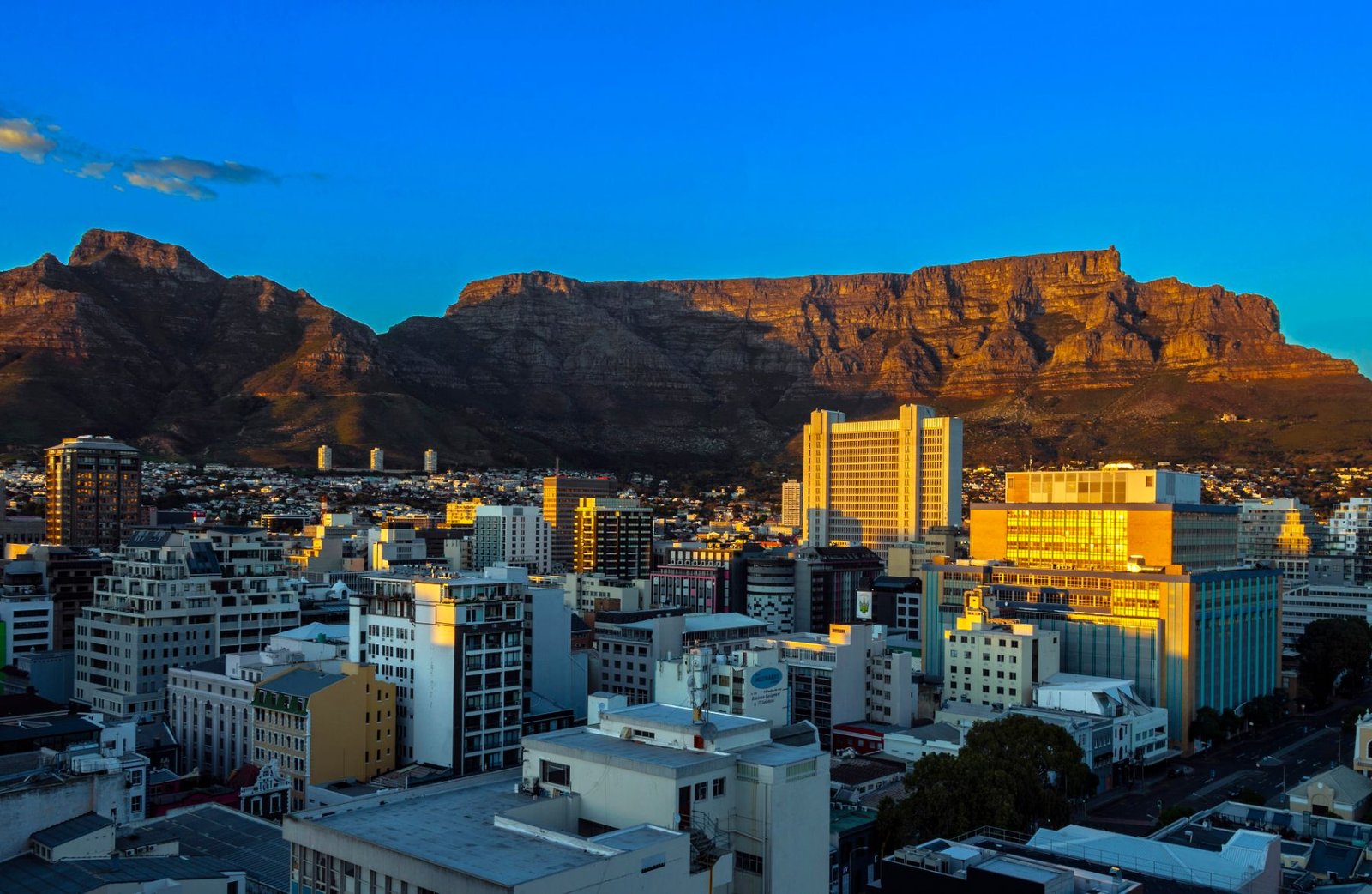 Devil's Peak, a Table Mountain e a Cidade do Cabo ao amanhecer