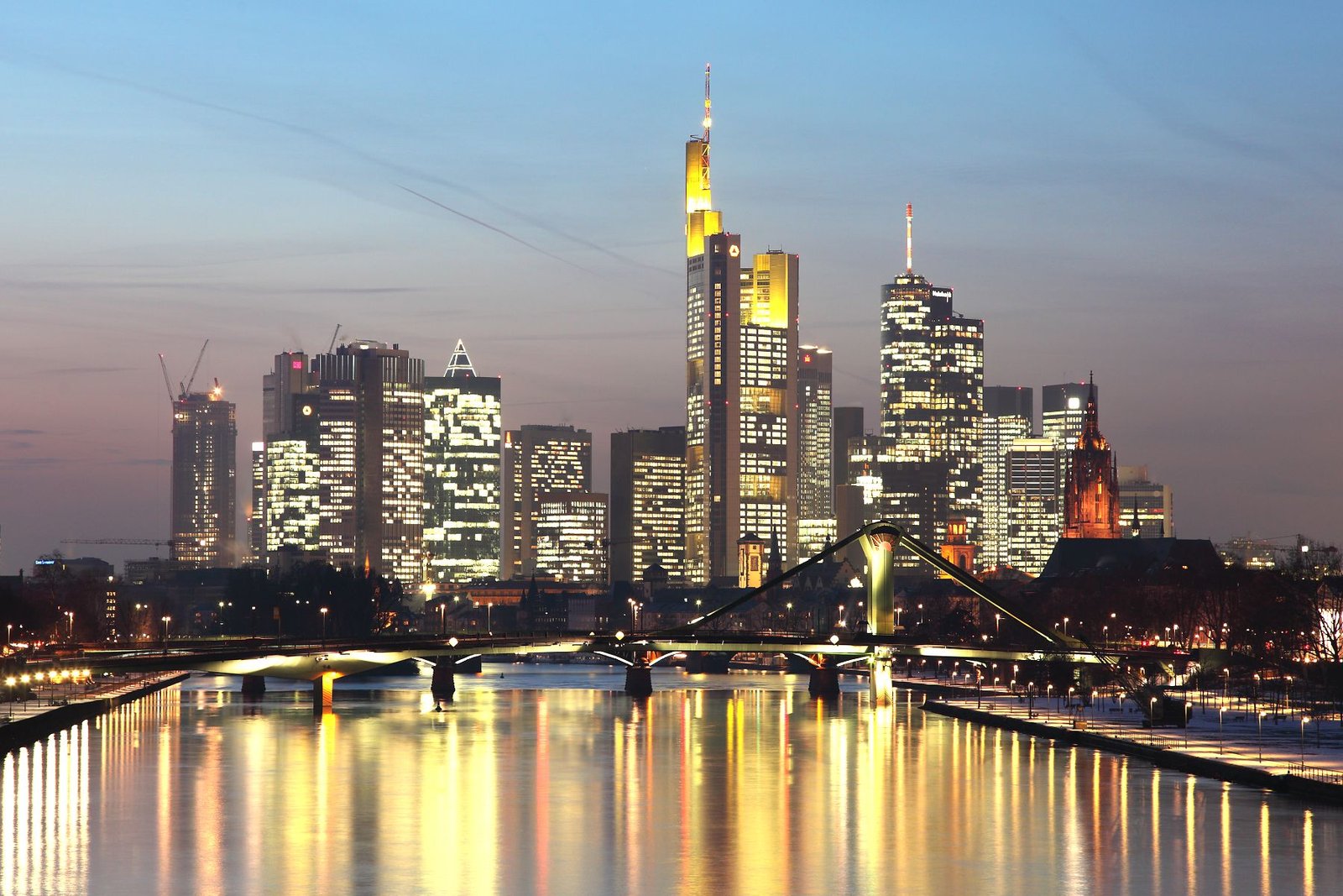 Skyline de Frankfurt à noite, sobre o rio Meno