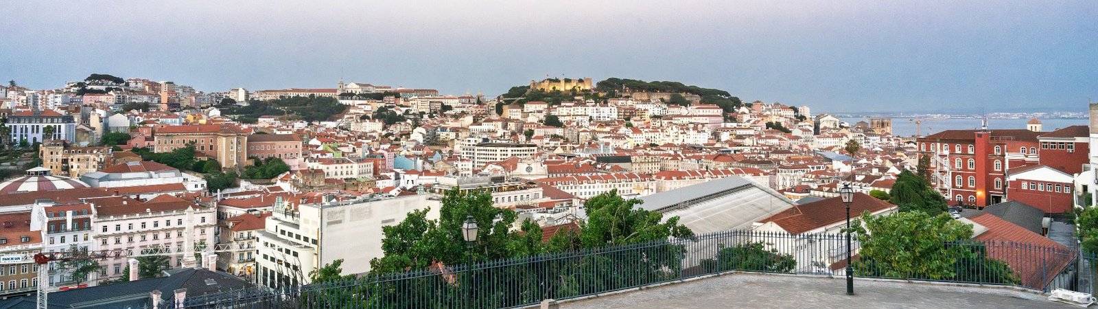 Lisboa vista do Miradouro da Senhora do Monte, ao entardecer