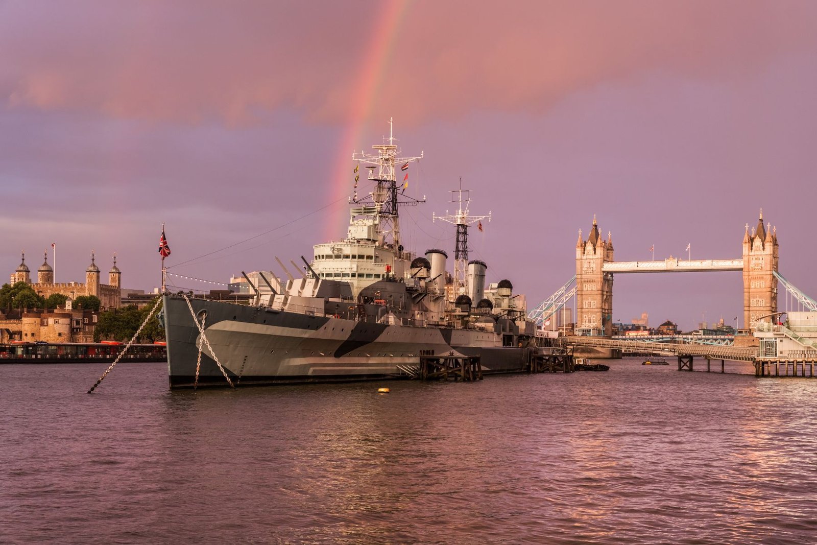 HMS Belfast e a Tower Bridge sobre o Tâmisa, em Londres