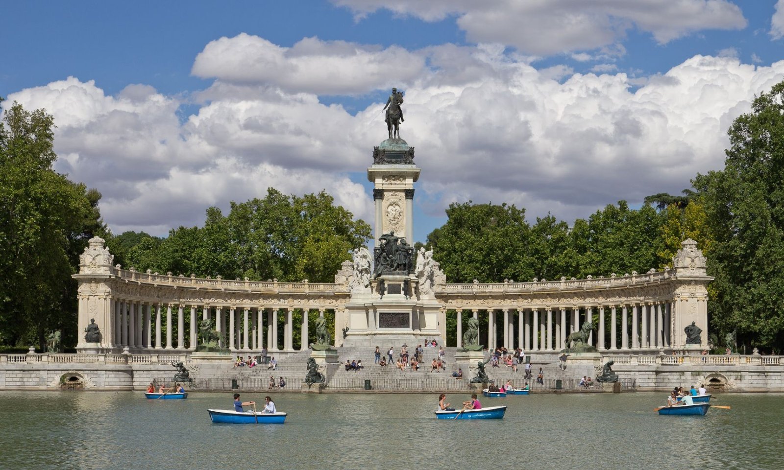 Monumento a Alfonso XII no lago do Retiro, em Madri