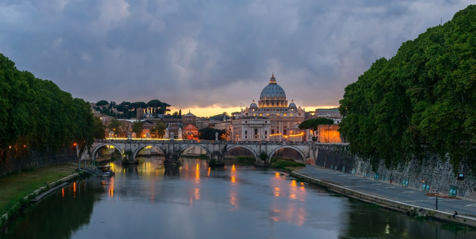 Ponte Sant'Angelo e a cúpula de São Pedro ao entardecer, em Roma