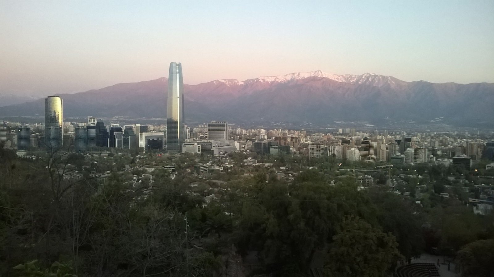 Santiago do Chile vista do Cerro San Cristóbal, com os Andes ao fundo