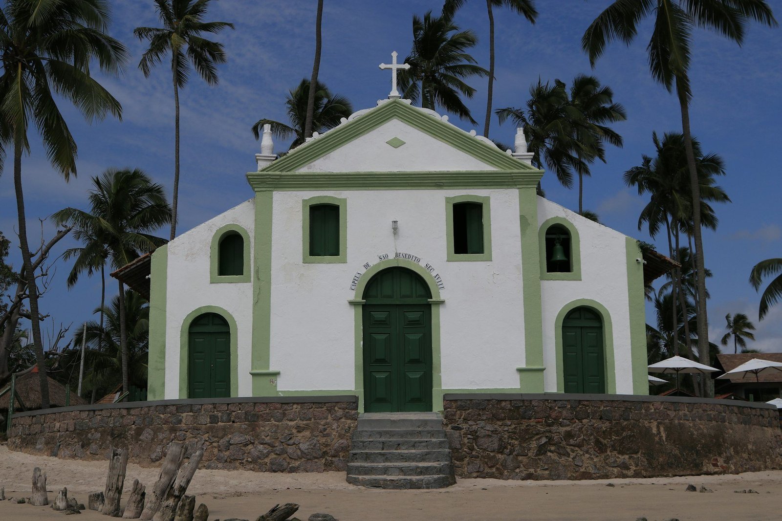 A igrejinha de São Benedito na areia, entre coqueiros