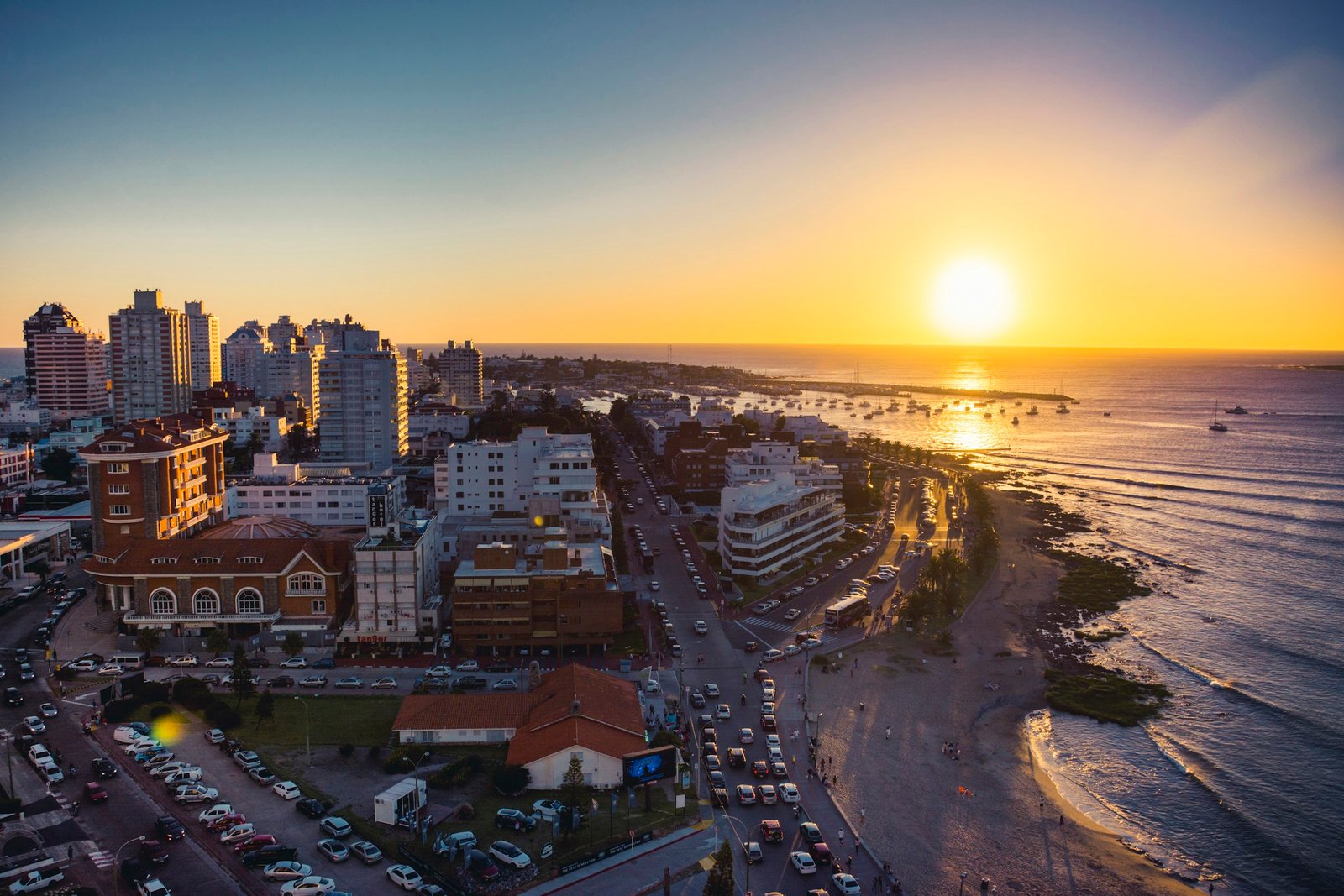 O sol se pondo sobre a costa