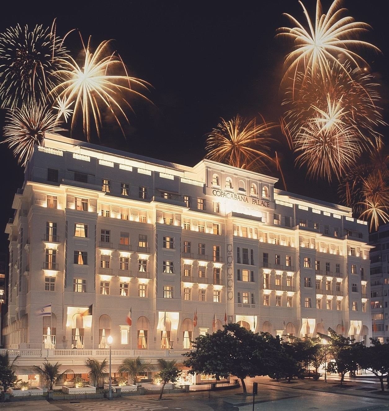 Fogos diante do Copacabana Palace