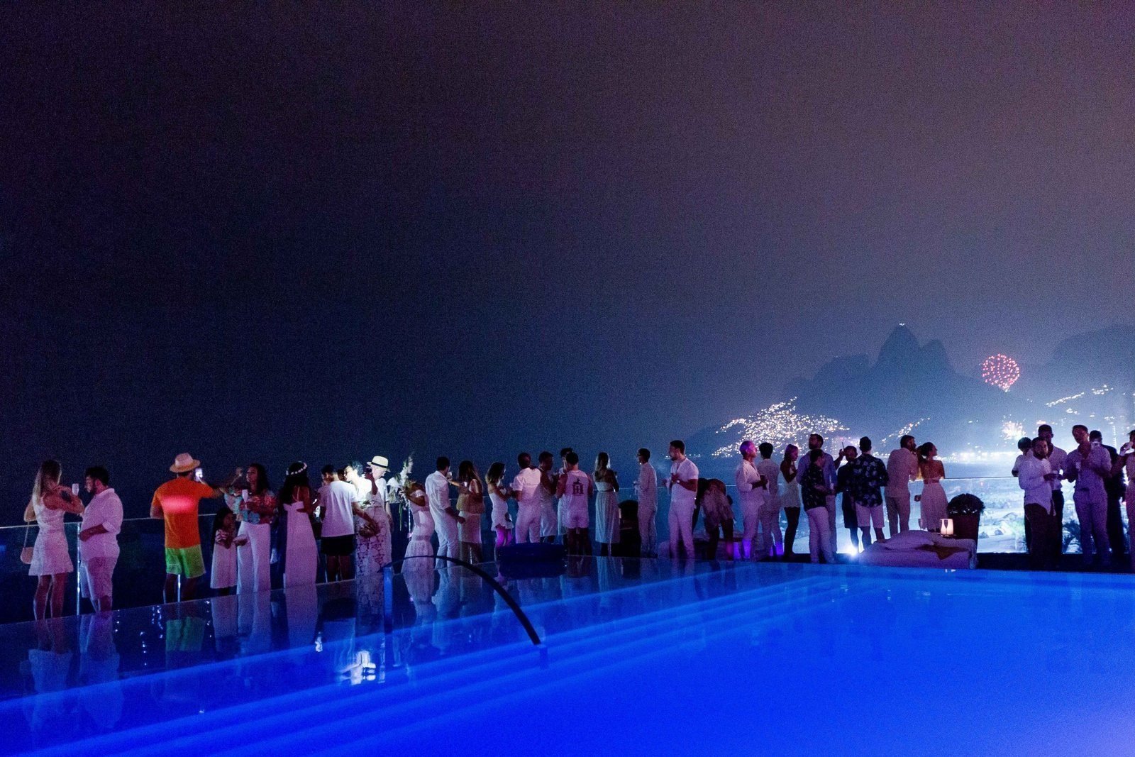 O rooftop do Fasano na virada, com os fogos sobre Ipanema
