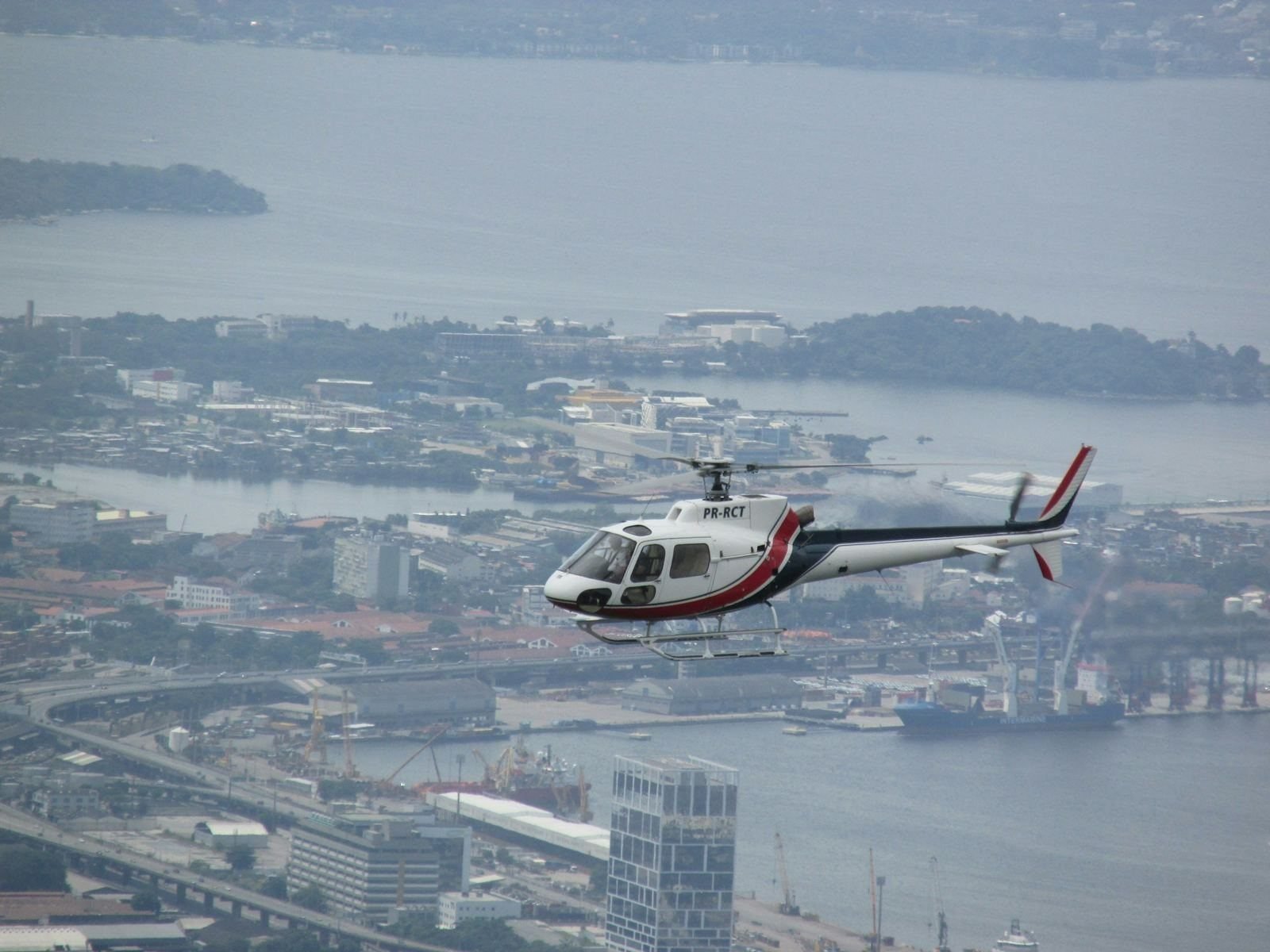A baía vista do helicóptero