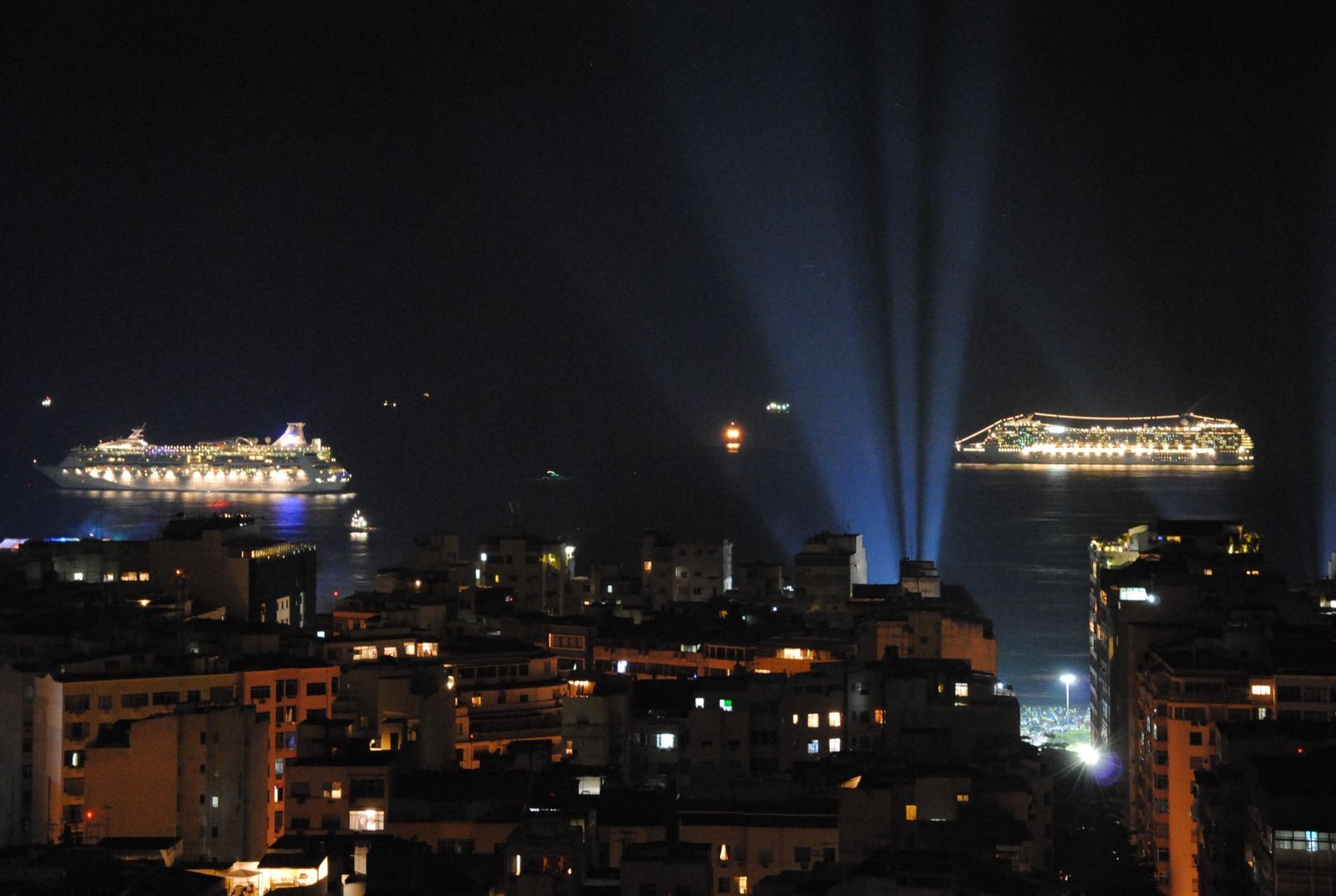 Os navios na baía na noite da virada