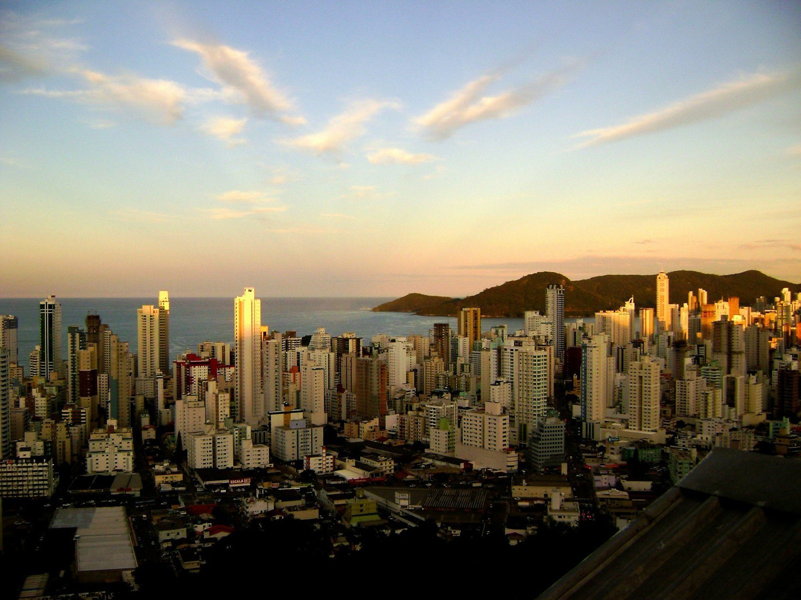 As torres de Balneário Camboriú ao longo da baía, ao entardecer