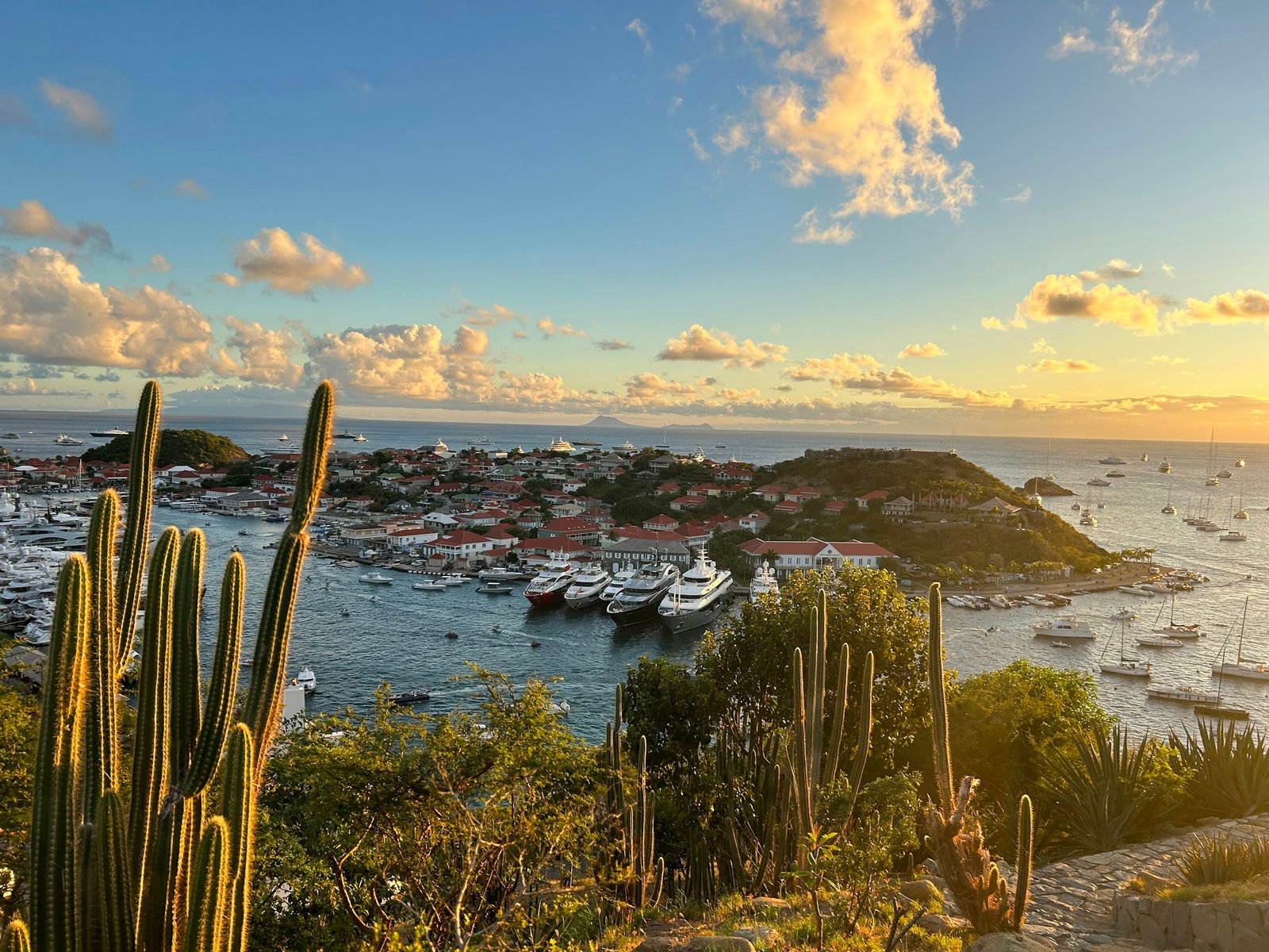 Gustavia e o porto ao entardecer