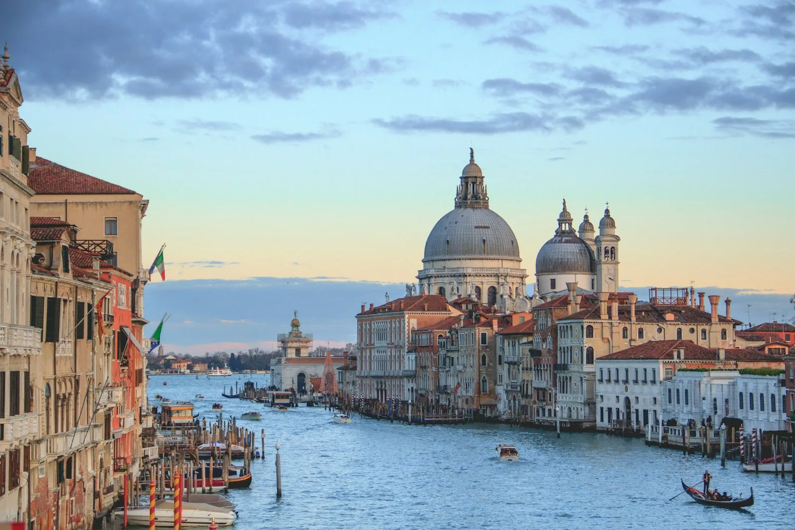 Veneza, chegar de barco ao cinema